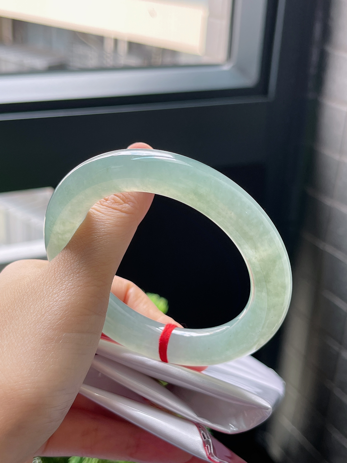 圈口56.3，冰糯绿色厚圆条翡翠手镯