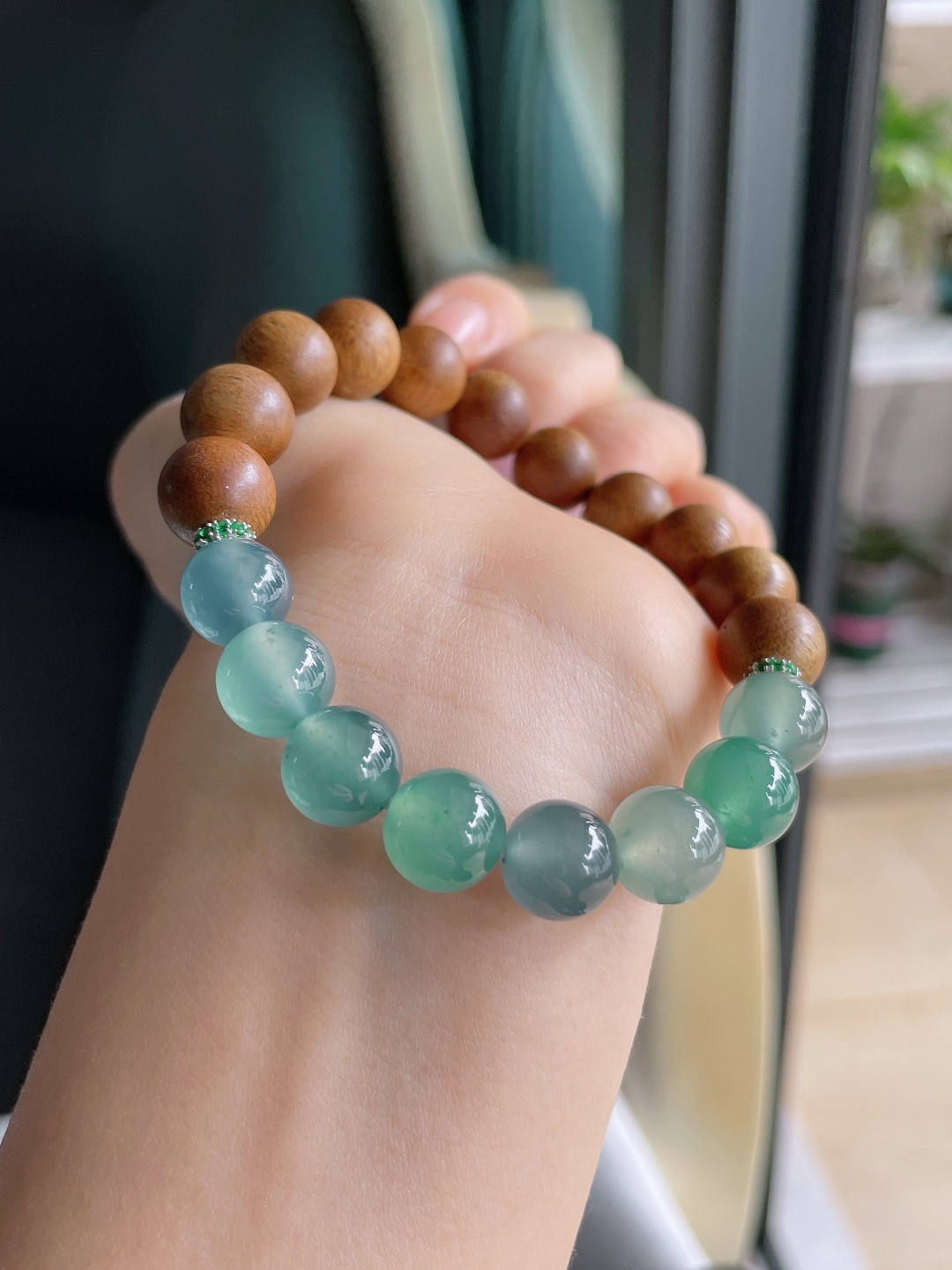 天然翡翠A货，冰多宝圆珠搭配沉香木手串，尺寸：10mm。【编3680】