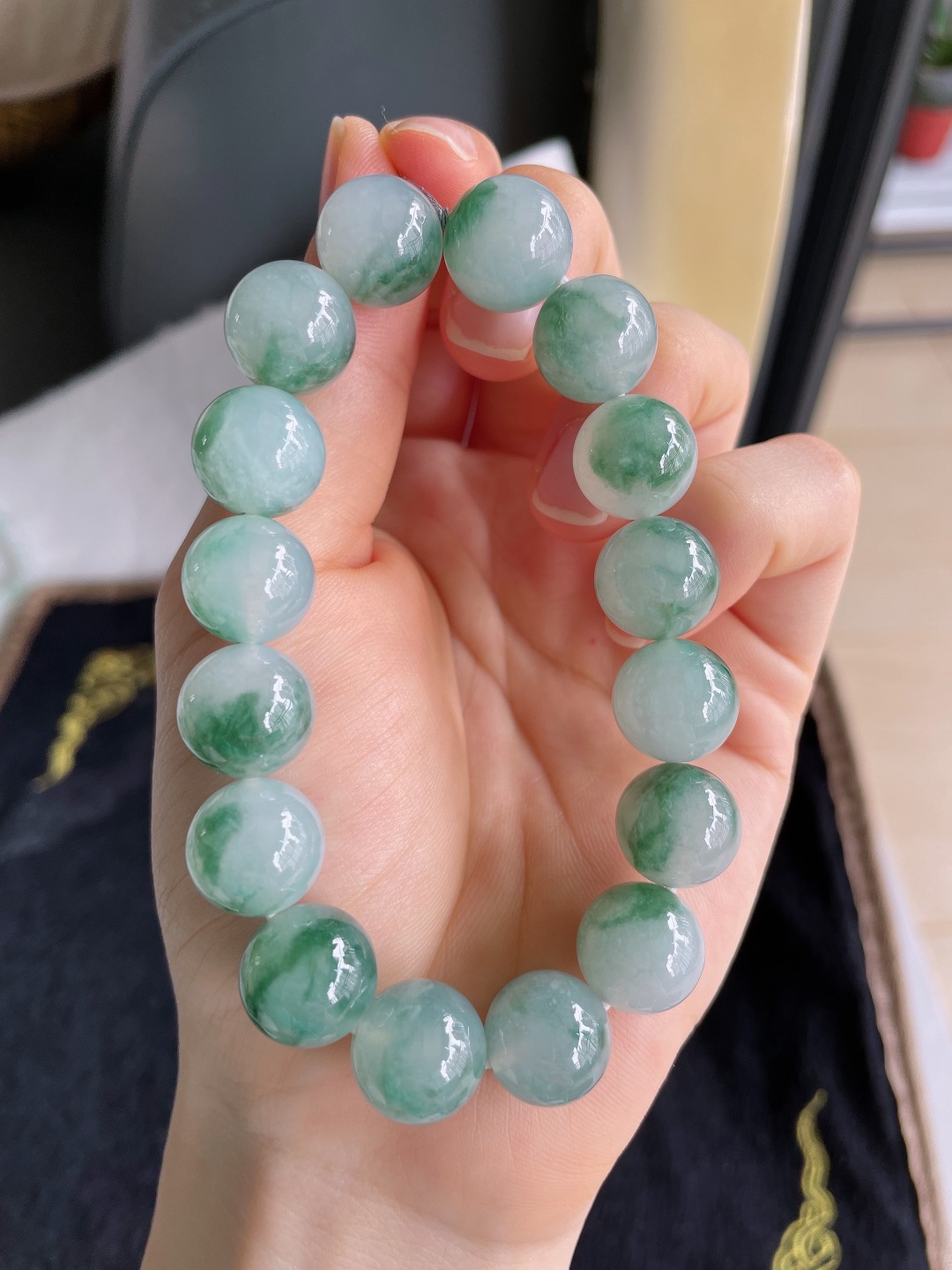 天然翡翠A货，冰飘花手串，尺寸：12.5mm。【编2848】
