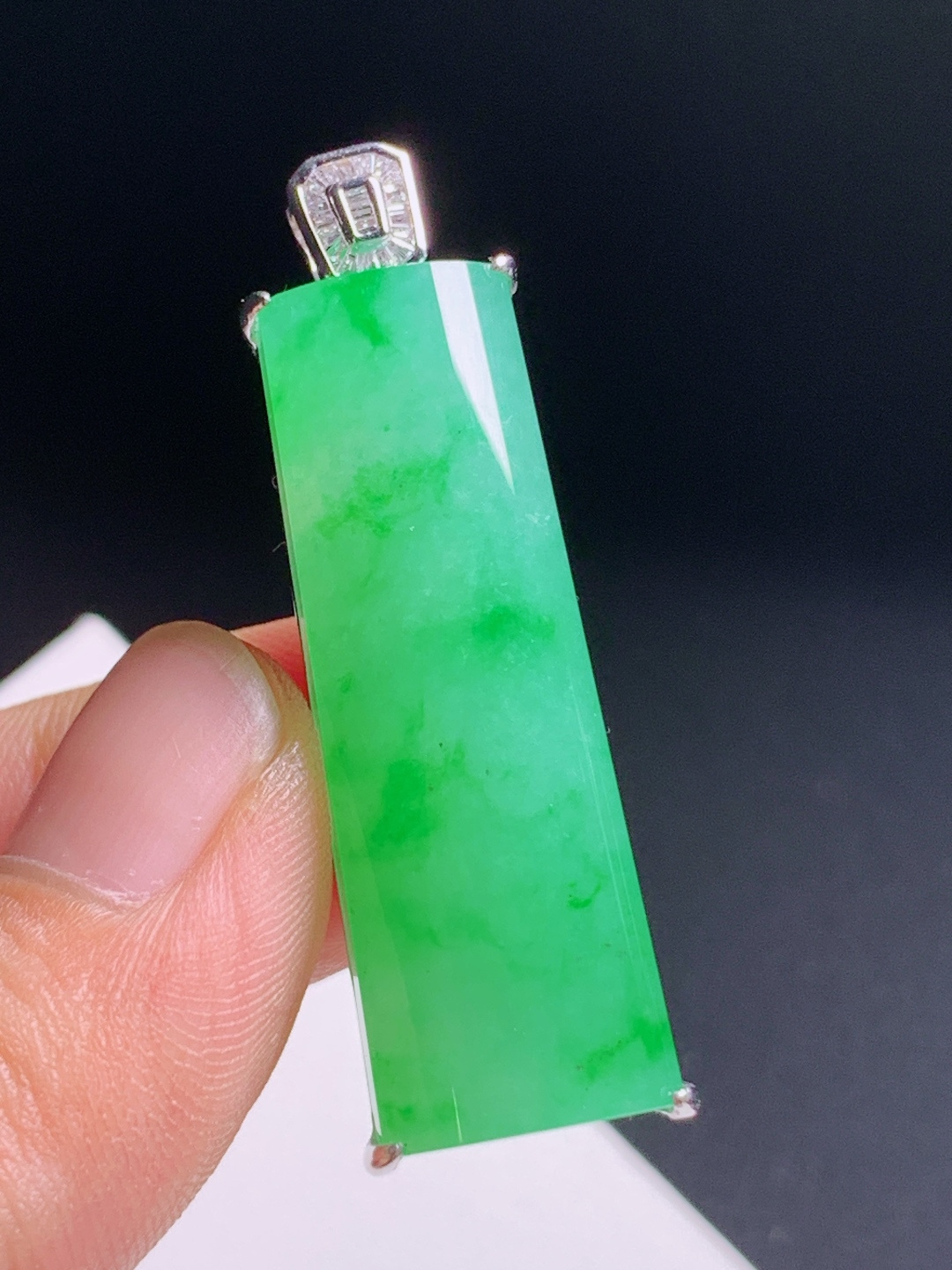 冰甜绿无事牌吊坠，翠色鲜活胶感十足，素面平安万事顺心 980622