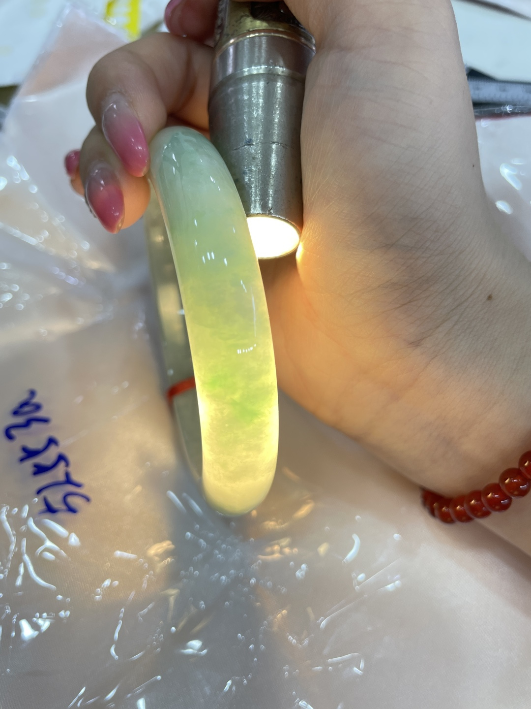 58.3/12.4/8.9飘绿正圈，细腻，一抹飘绿，腕间清润诗意，一点皮纹，ss52553a