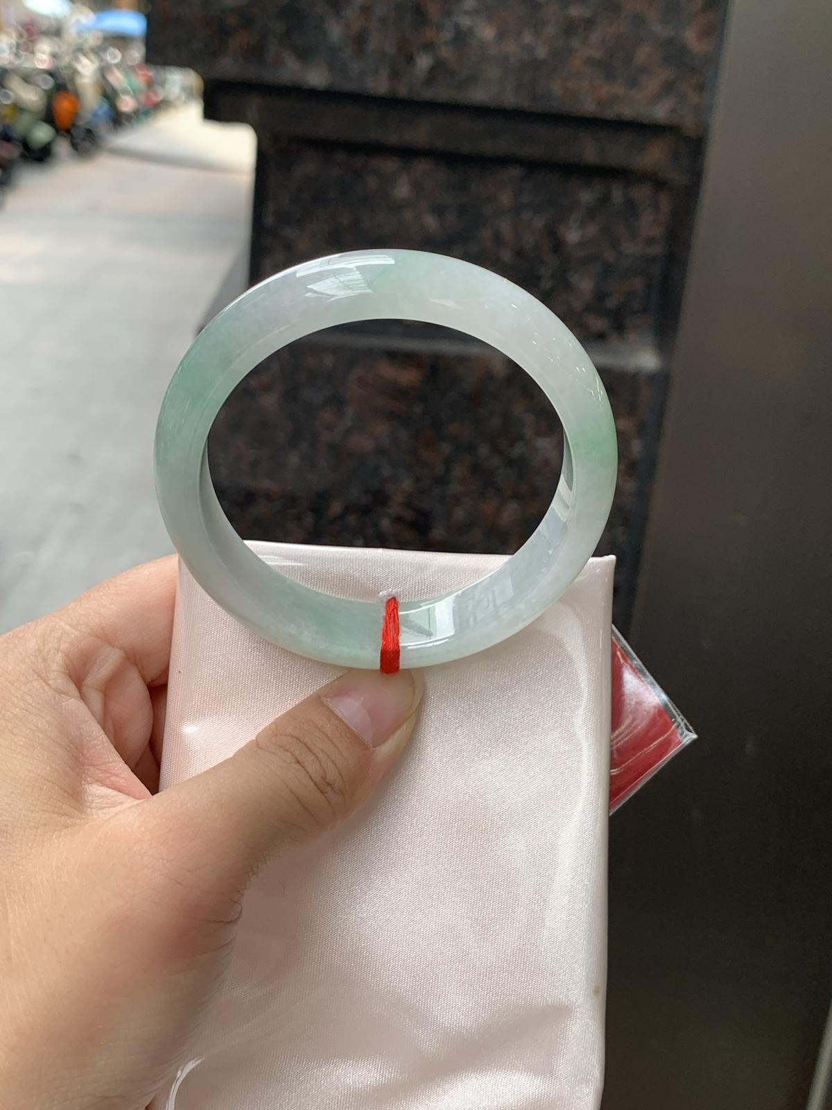 底子细腻，飘绿底正圈55.9-13.7-7.4