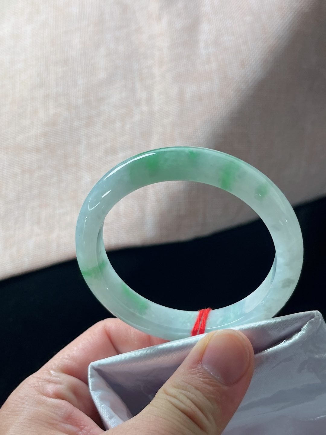九号飘绿手镯，一点皮纹，尺寸54-10.7-7.3mmdk