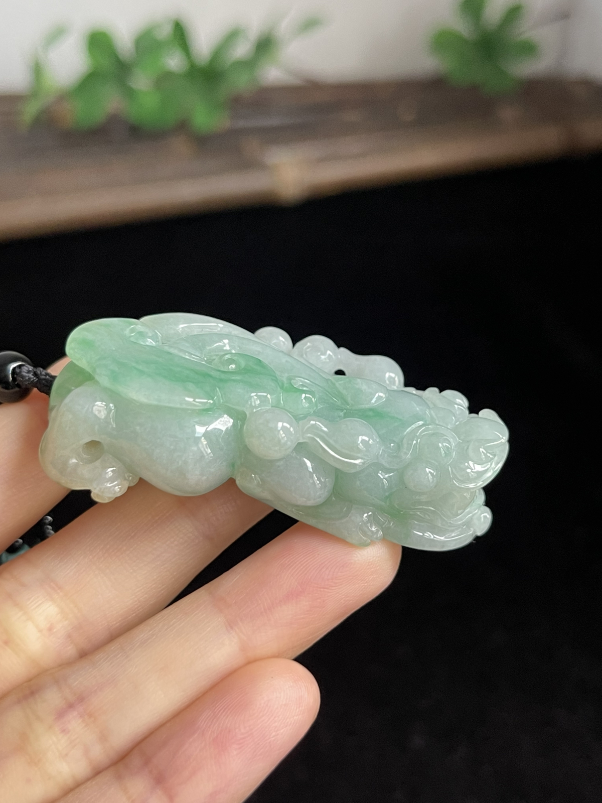 翡翠糯化种淡绿色吊坠，配珠未测