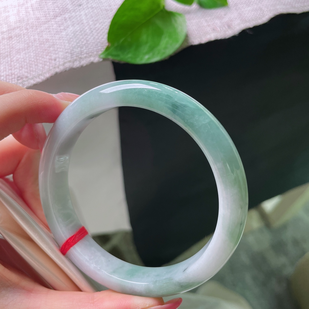61.8/11.9/8.3，油青正圈，大圈口，细腻水润 ，把山水戴在腕上，一点晶体，皮纹，ss55025a
