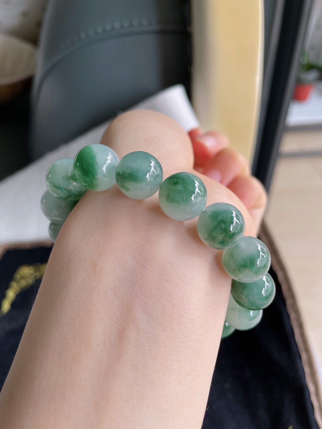 天然翡翠A货，冰飘花手串，尺寸：12.5mm。【编2848】