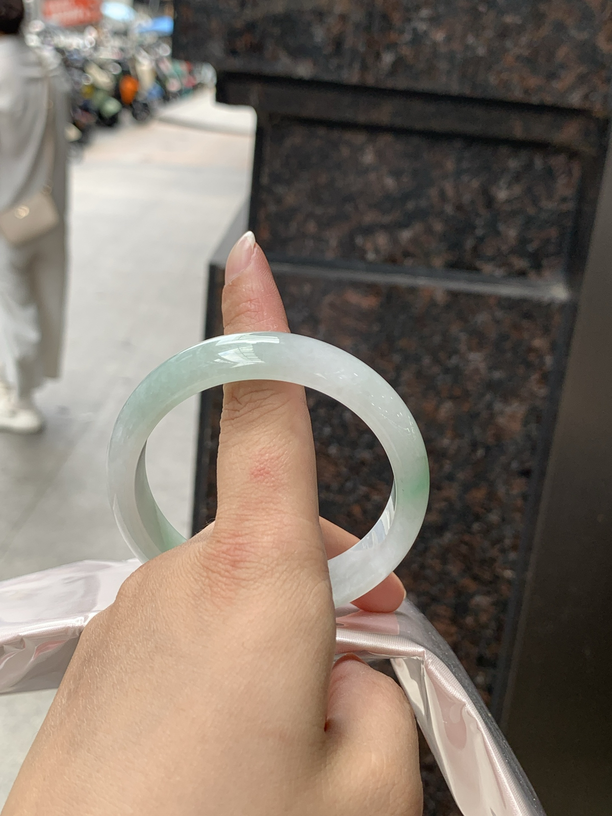 底子细腻，飘绿底正圈55.9-13.7-7.4