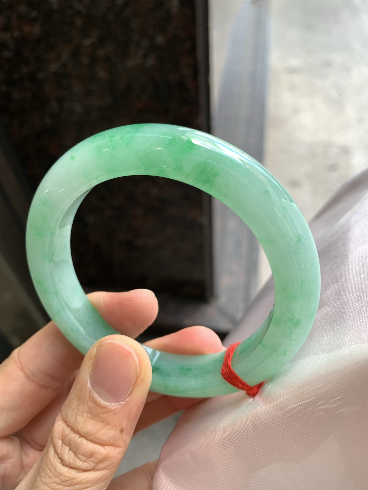 正圈飘绿 微纹表皮微瑕微扣 尺寸：57.4/11.2/9.6 色阳