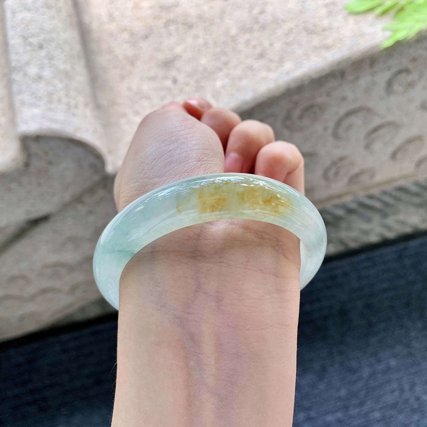 正圈56 57【圈口】57.5/13.6/7.5【编码】WW062310【描述】糯冰飘黄翡，飘花，水润，种老，细腻，无裂