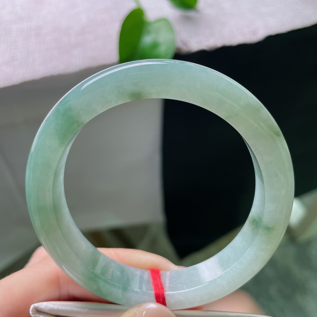 56.3/12/8.6，飘花正圈，几抹飘花点缀，沉稳内敛，水润细腻，无裂，ss52282a