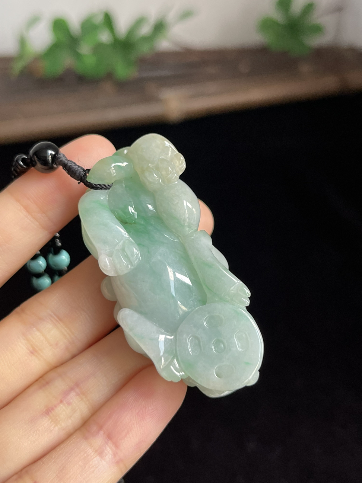 翡翠糯化种淡绿色吊坠，配珠未测