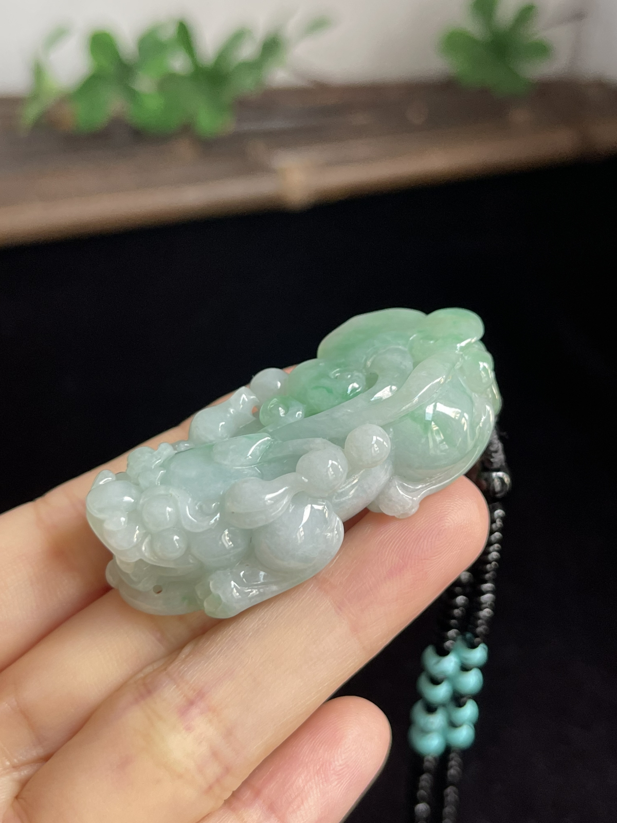 翡翠糯化种淡绿色吊坠，配珠未测