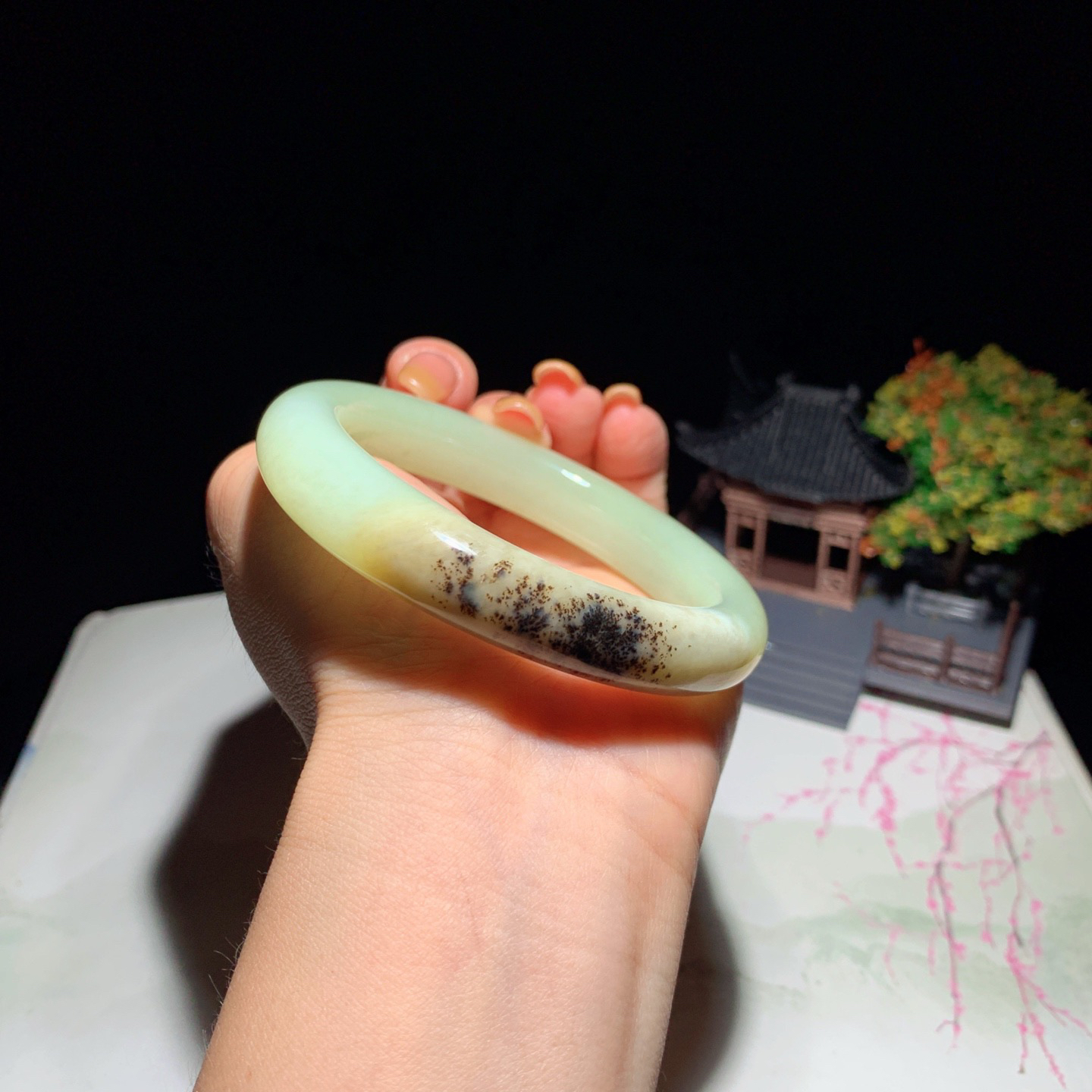 和田玉58圈口且末糖手镯！玉质细腻油润 底色纯净 无纹裂 脂粉好，品质好！