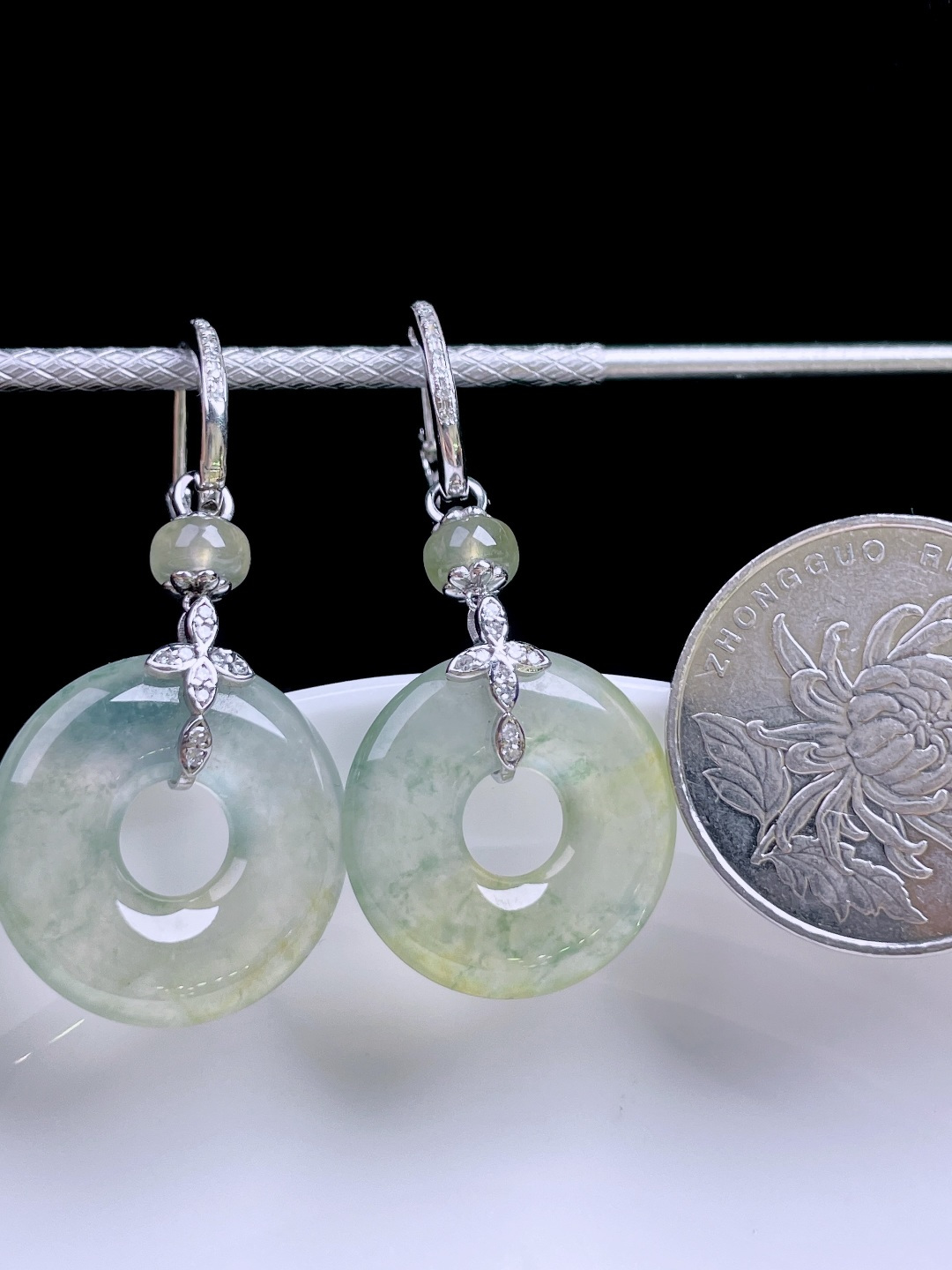 飘花灵动，种老起光，18k金镶嵌 整体：42.3 裸石：19.8/3.5
