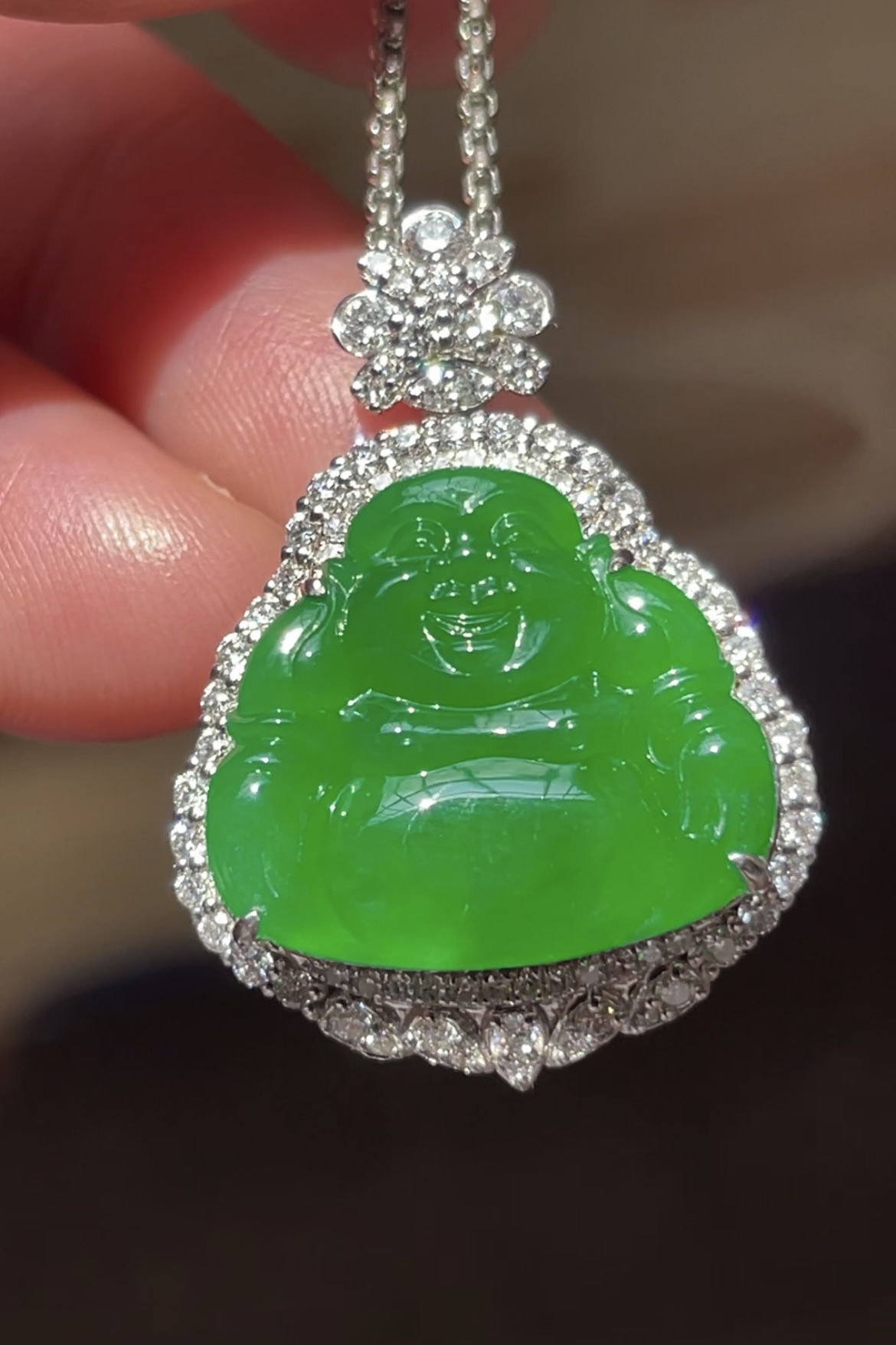 【高冰正阳绿，佛】饱满，厚装，通透水润，玉质细腻，翠色鲜艳，18k金奢华钻石镶嵌️，17.1-15-3