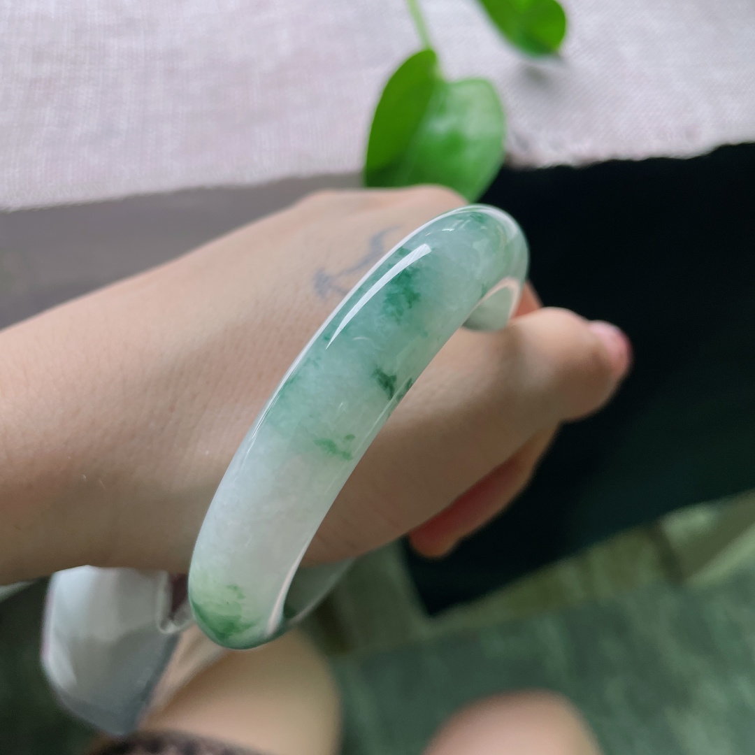 56/12.3/9，圈花正圈，底子温润细腻，花随镯身流转，飘逸灵动，清冷雅致，无裂，ss53094a