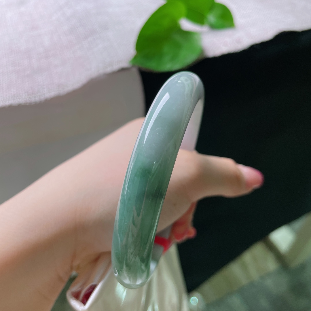61.8/11.9/8.3，油青正圈，大圈口，细腻水润 ，把山水戴在腕上，一点晶体，皮纹，ss55025a