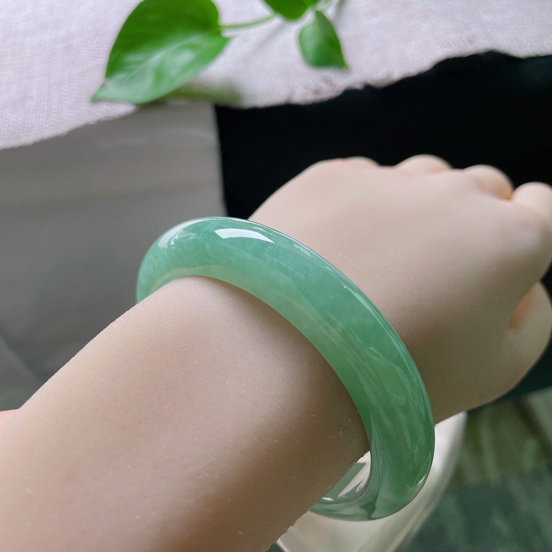 57.3/12.7/9.1，满绿正圈，细腻，水润，一汪翠韵，藏尽温润贵气 ，翠色倾城，温婉显贵 ，ss55036a