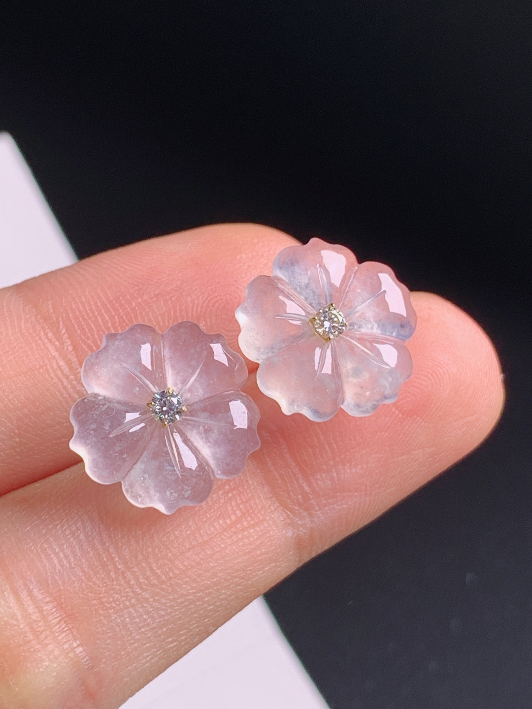 高冰小花耳钉，玉质细腻柔光满溢，清雅温婉花开见喜