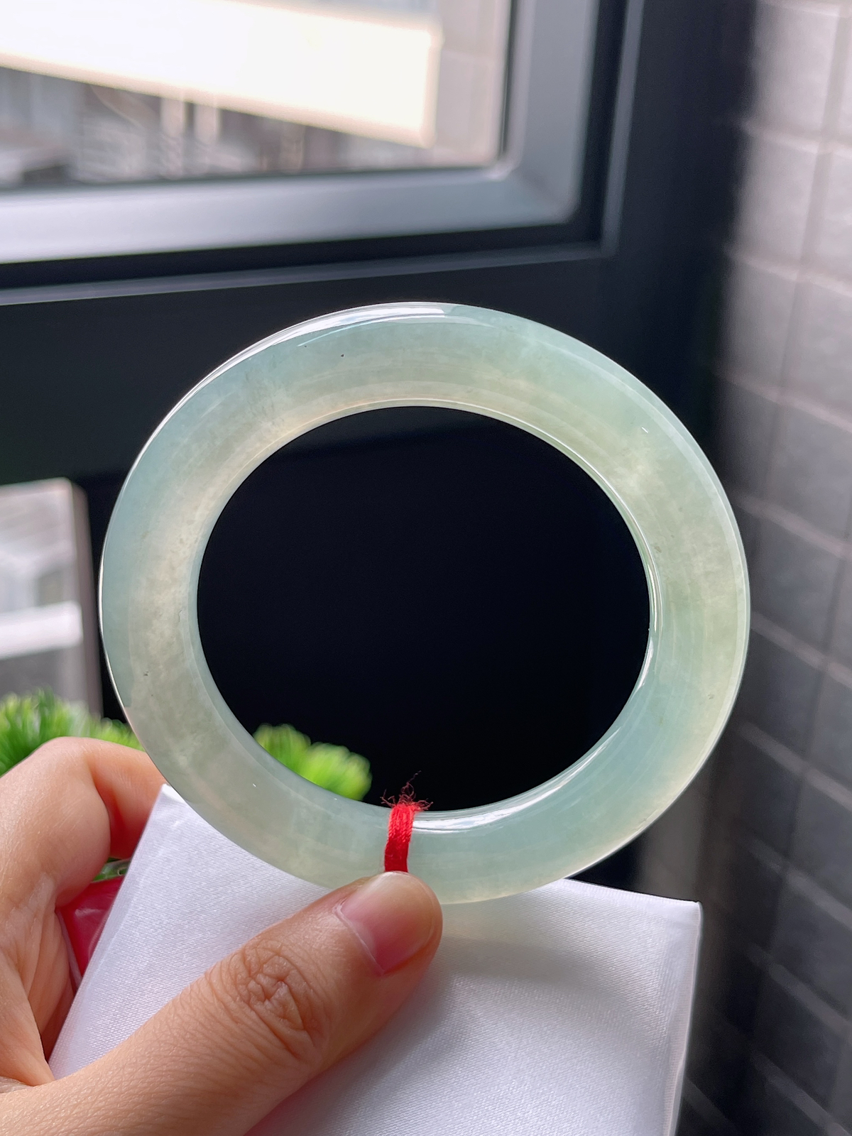 圈口56.3，冰糯绿色厚圆条翡翠手镯