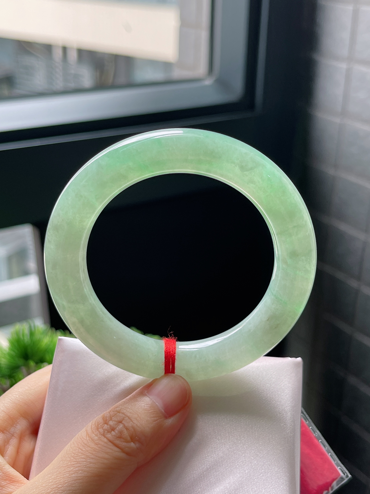 圈口53，冰糯绿色圆条翡翠手镯