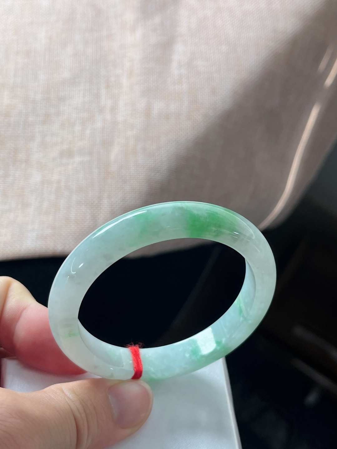 九号飘绿手镯，一点皮纹，尺寸54-10.7-7.3mmdk