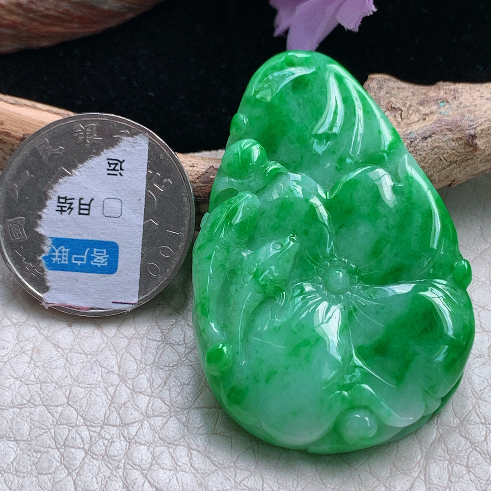 yj实拍50*33*8.5缅甸翡翠a货精雕辣绿荷花鱼 莲年有余玉吊坠
