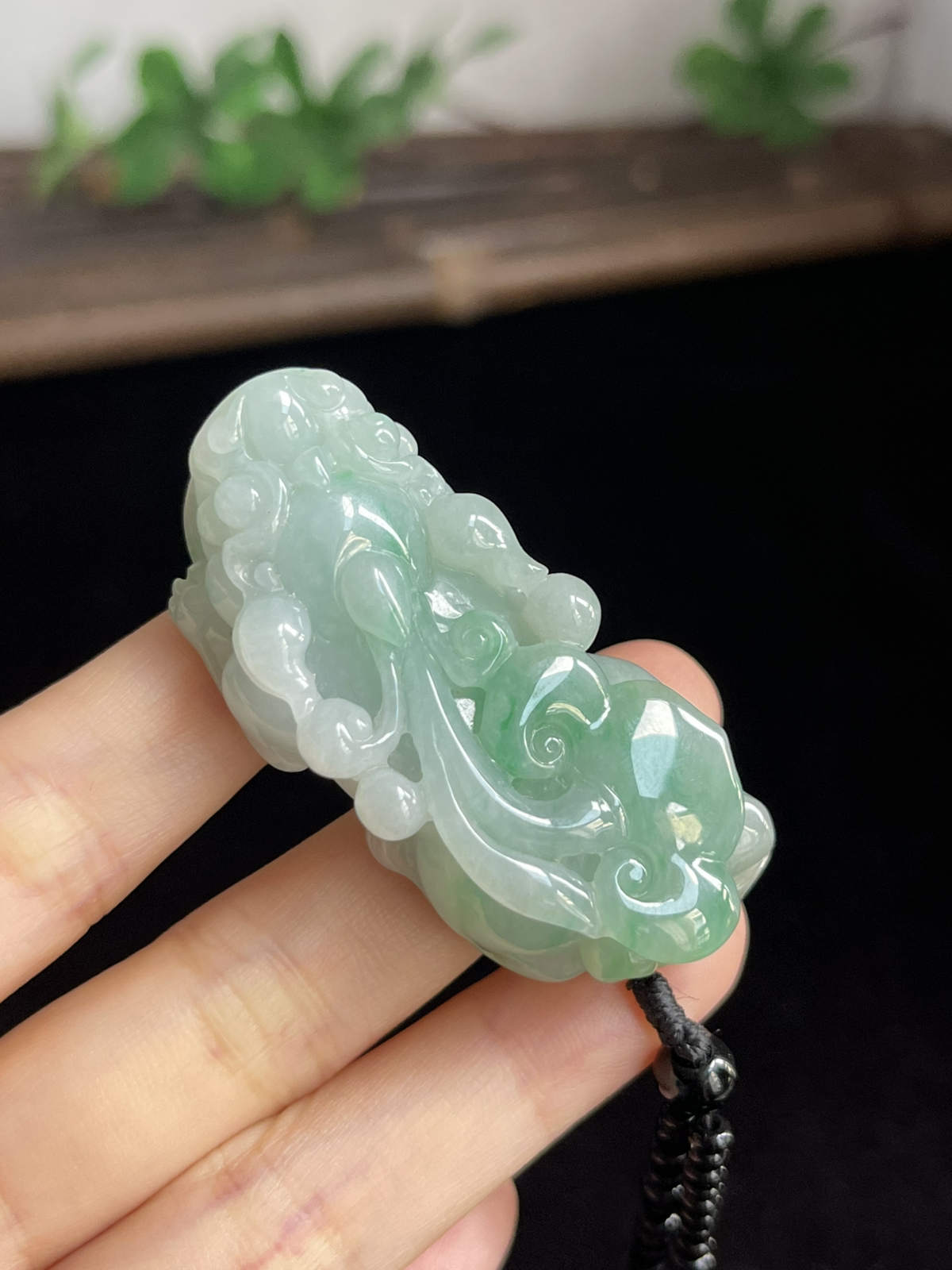 翡翠糯化种淡绿色吊坠，配珠未测
