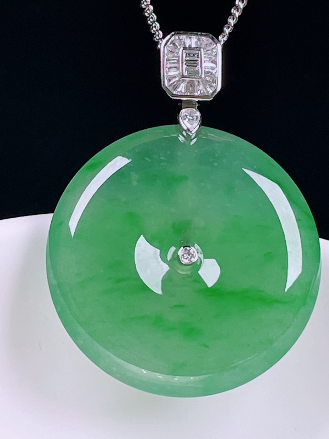 ️冰绿平安扣，老种起光，细底通透，尺寸：35/26.8/5.6mm0622