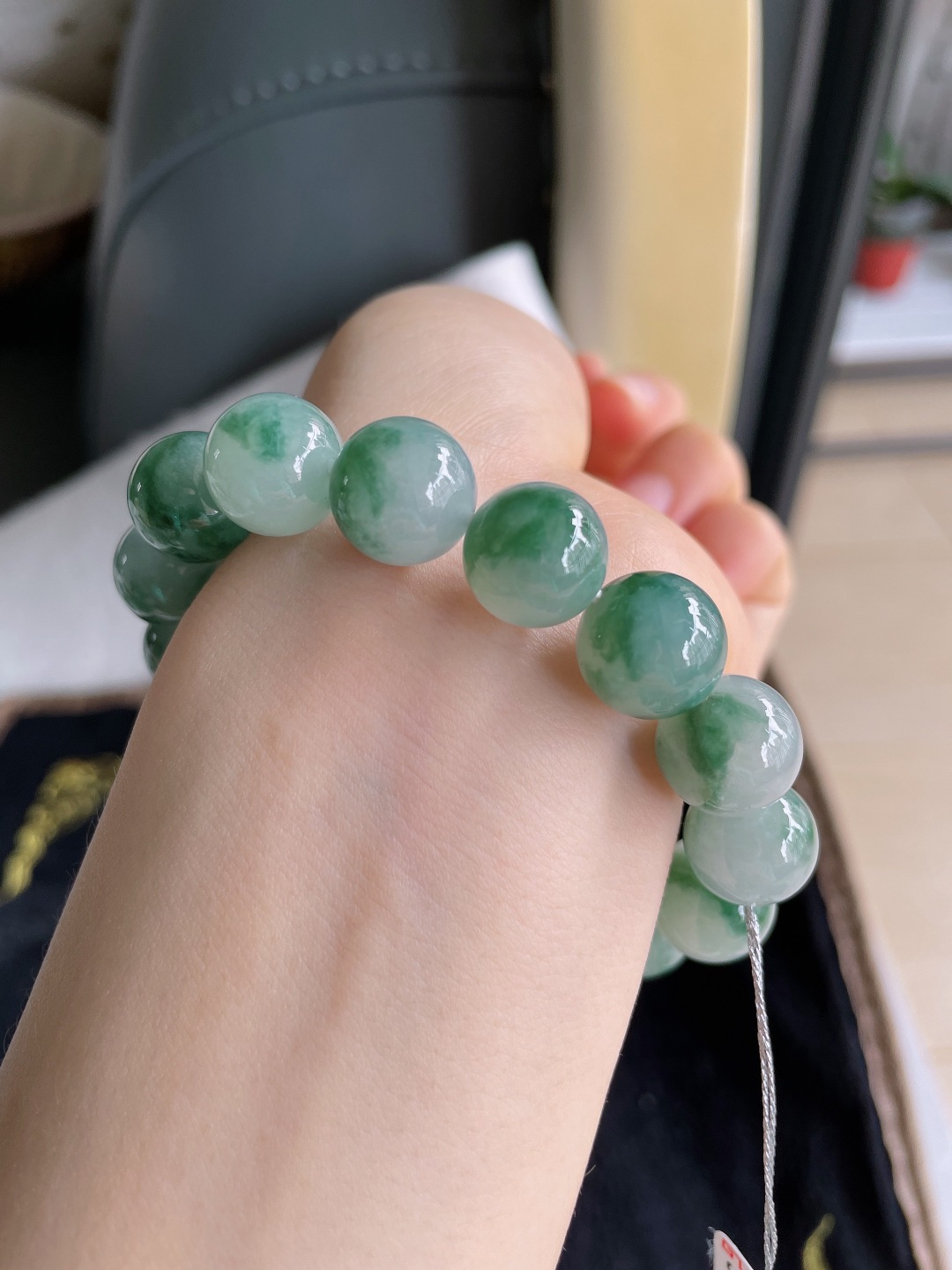 天然翡翠A货，冰飘花手串，尺寸：12.5mm。【编2848】