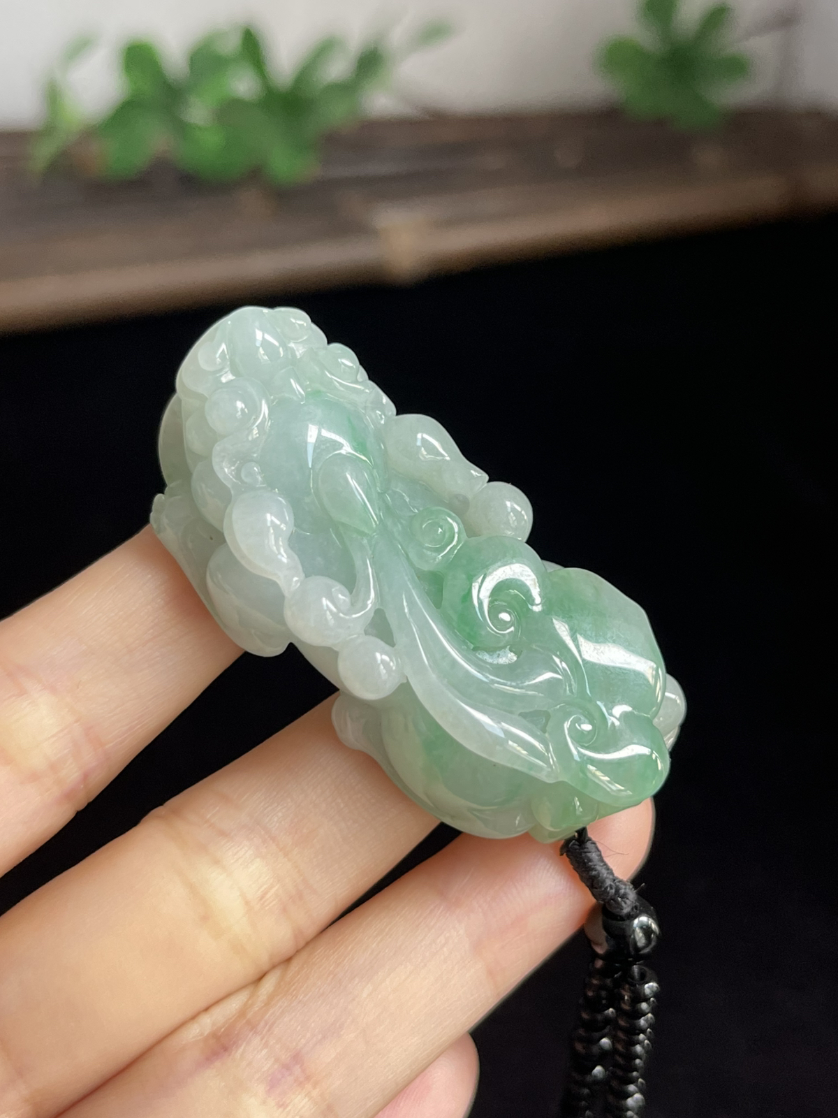 翡翠糯化种淡绿色吊坠，配珠未测