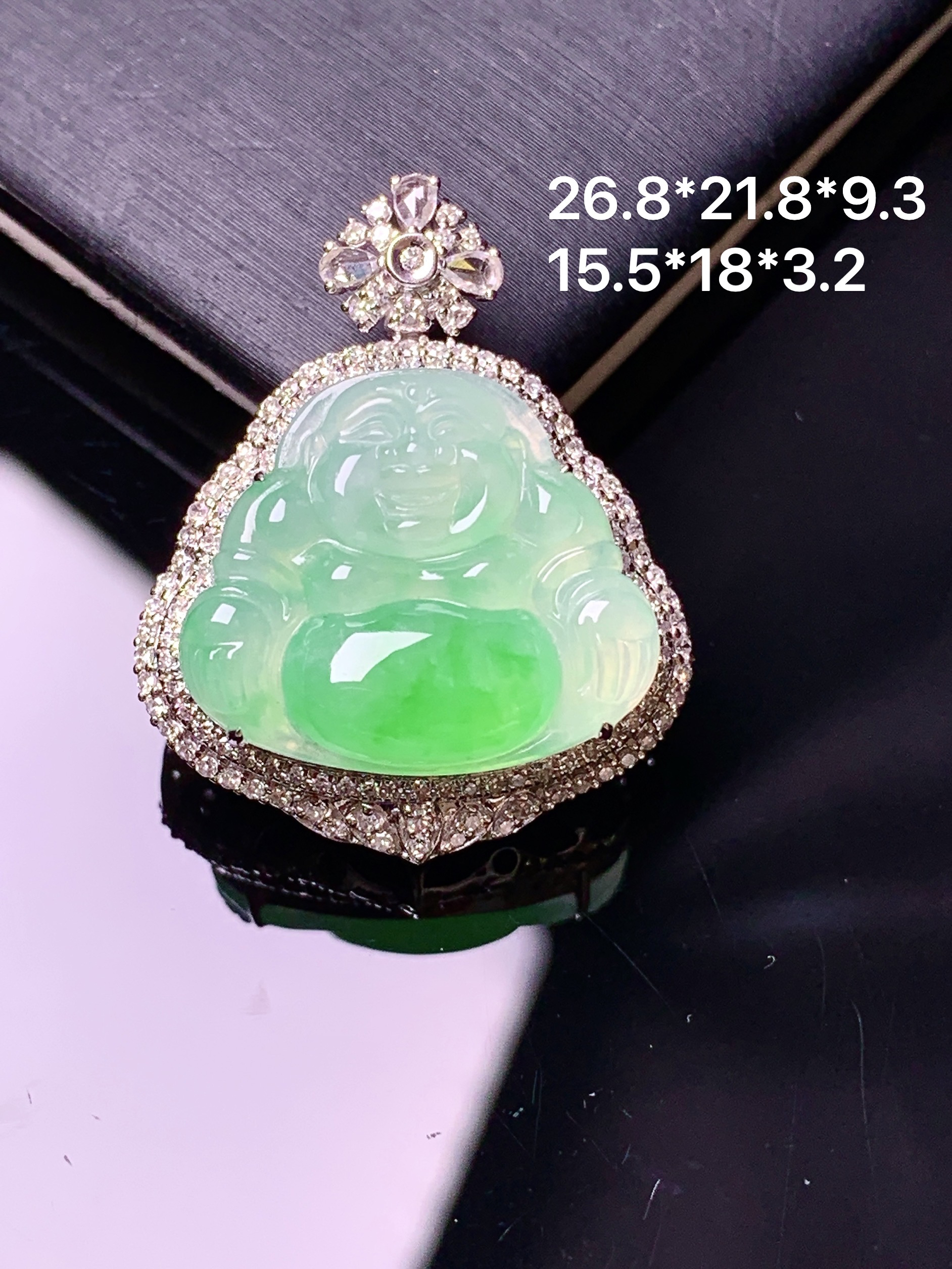 18k金钻镶嵌飘绿佛公吊坠 玉质细腻 色泽艳丽清新 整体尺寸26.8*21.8*9.3 x4
