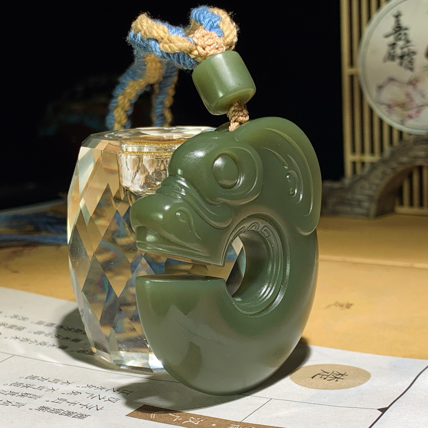 新疆和田玉沙枣青玉猪龙挂件！尺寸52/49/11重56.5克。玉质细腻油润。手推出油。佩戴高端典雅。