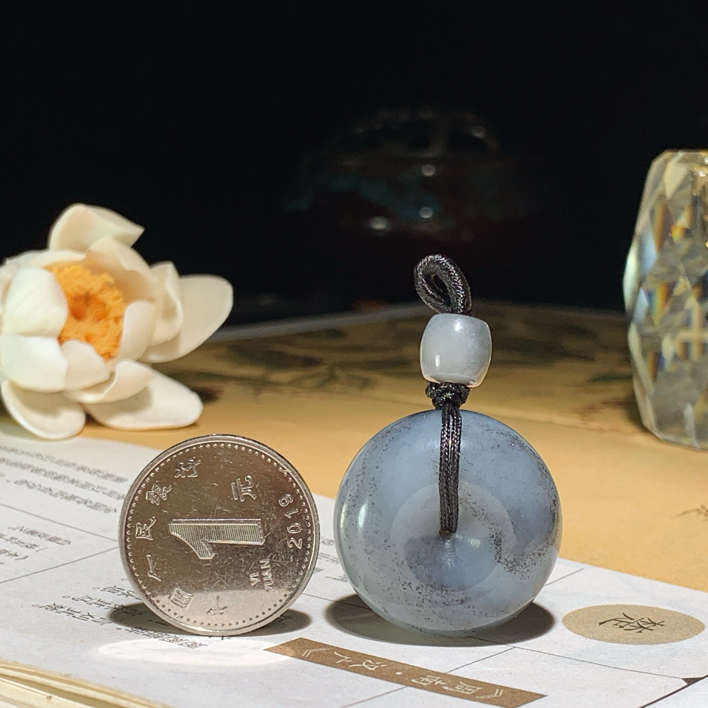 新疆和田玉籽料意境山水青花平安扣挂件。尺寸25/14重17.5克 玉质细腻油润。手推出油。佩戴高端典雅。lt260620