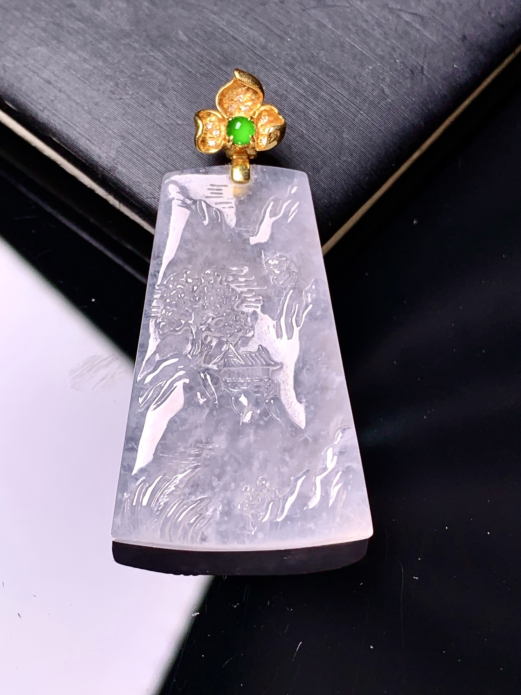 18k金镶嵌冰种山水牌吊坠 玉质细腻 色泽艳丽清新 整体尺寸40.3*20.8*4.8 2x