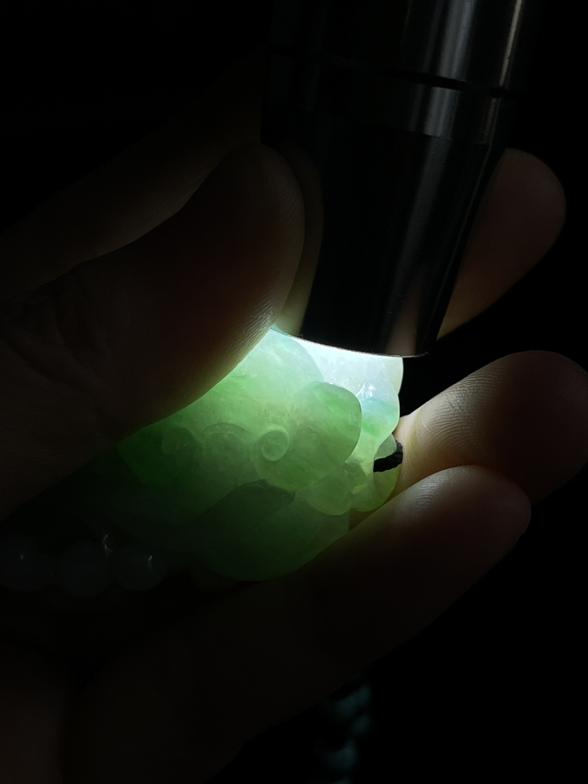 翡翠糯化种淡绿色吊坠，配珠未测