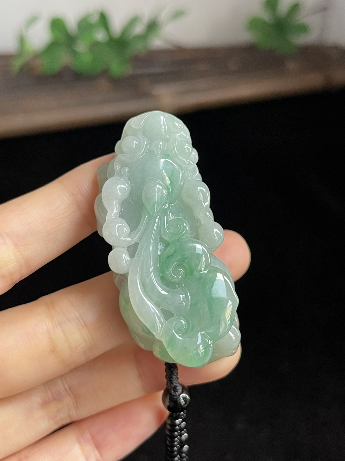 翡翠糯化种淡绿色吊坠，配珠未测