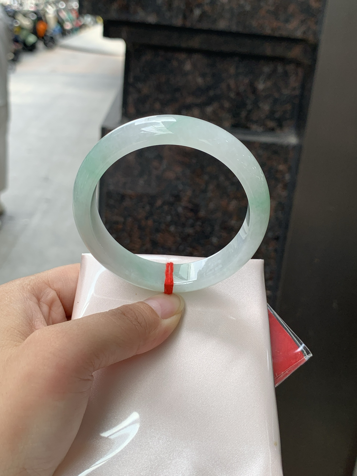 底子细腻，飘绿底正圈55.9-13.7-7.4