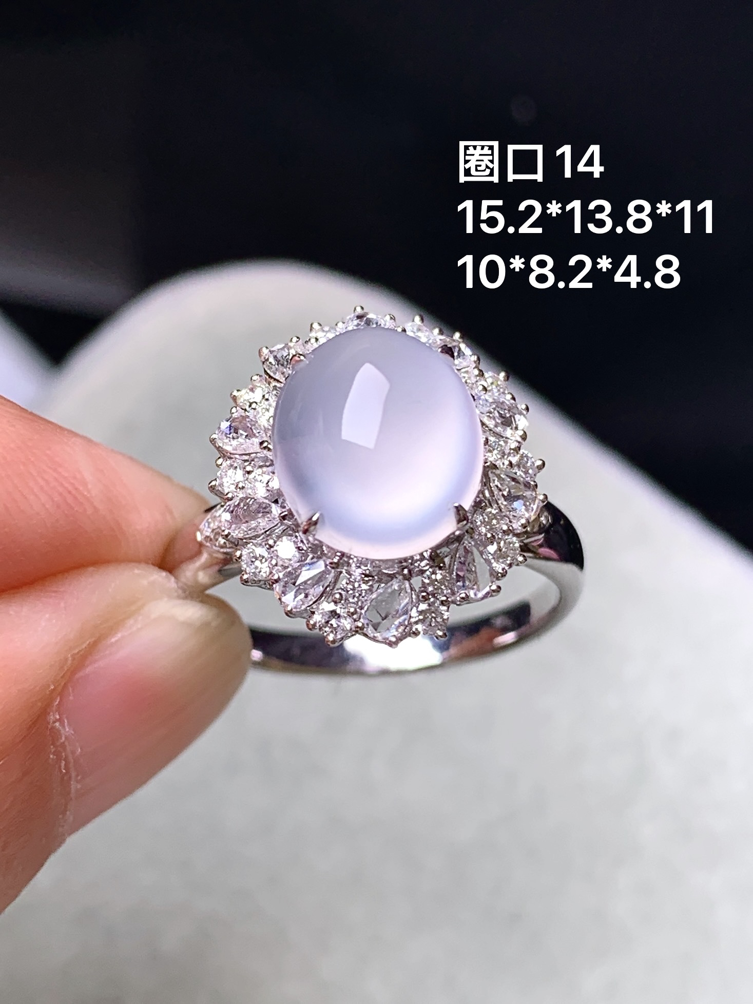 18k金钻镶嵌冰种蛋面戒指 玉质细腻 色泽艳丽清新 圈口14 整体尺寸15.2*13.8*11 t1