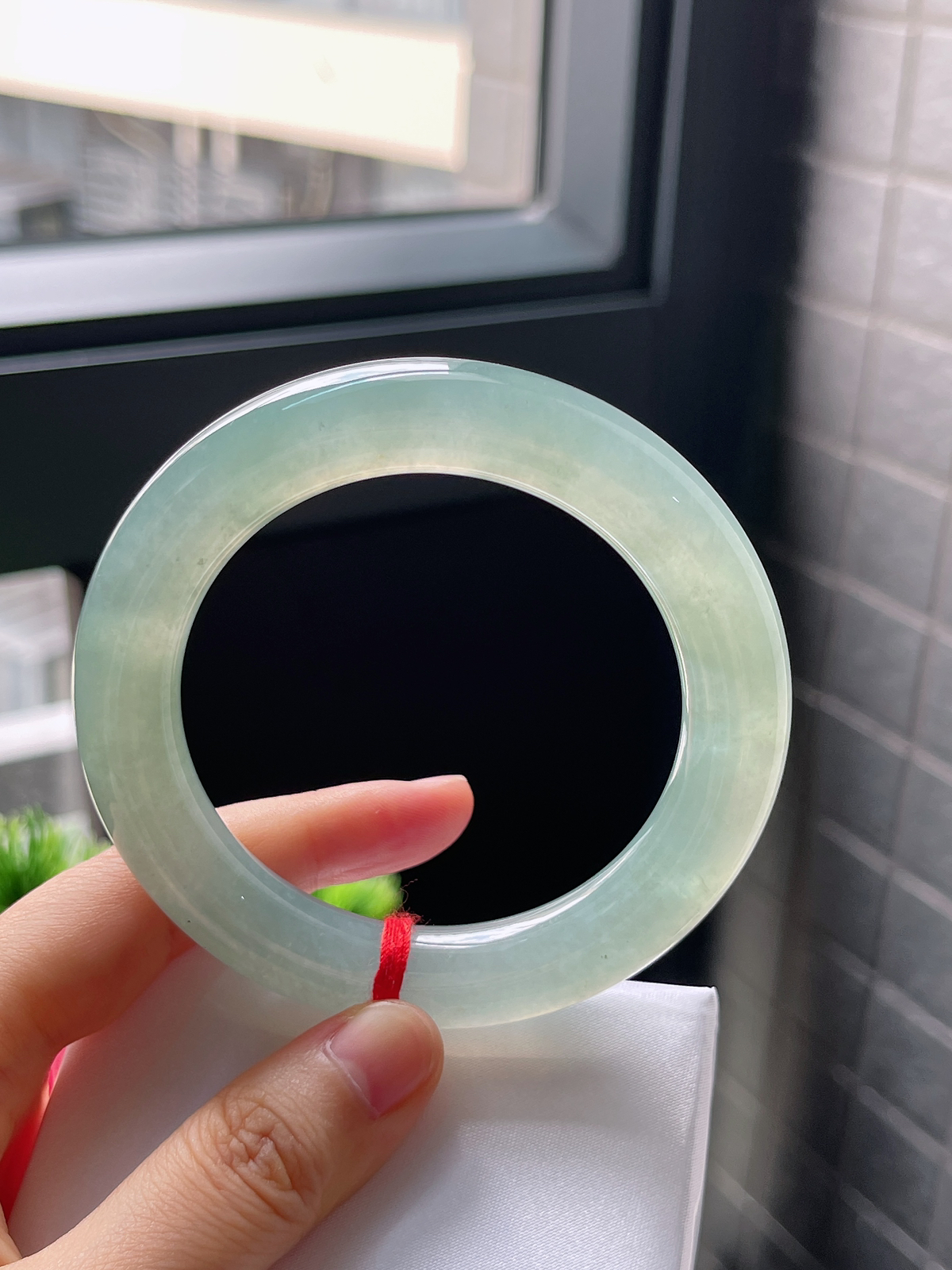 圈口56.3，冰糯绿色厚圆条翡翠手镯