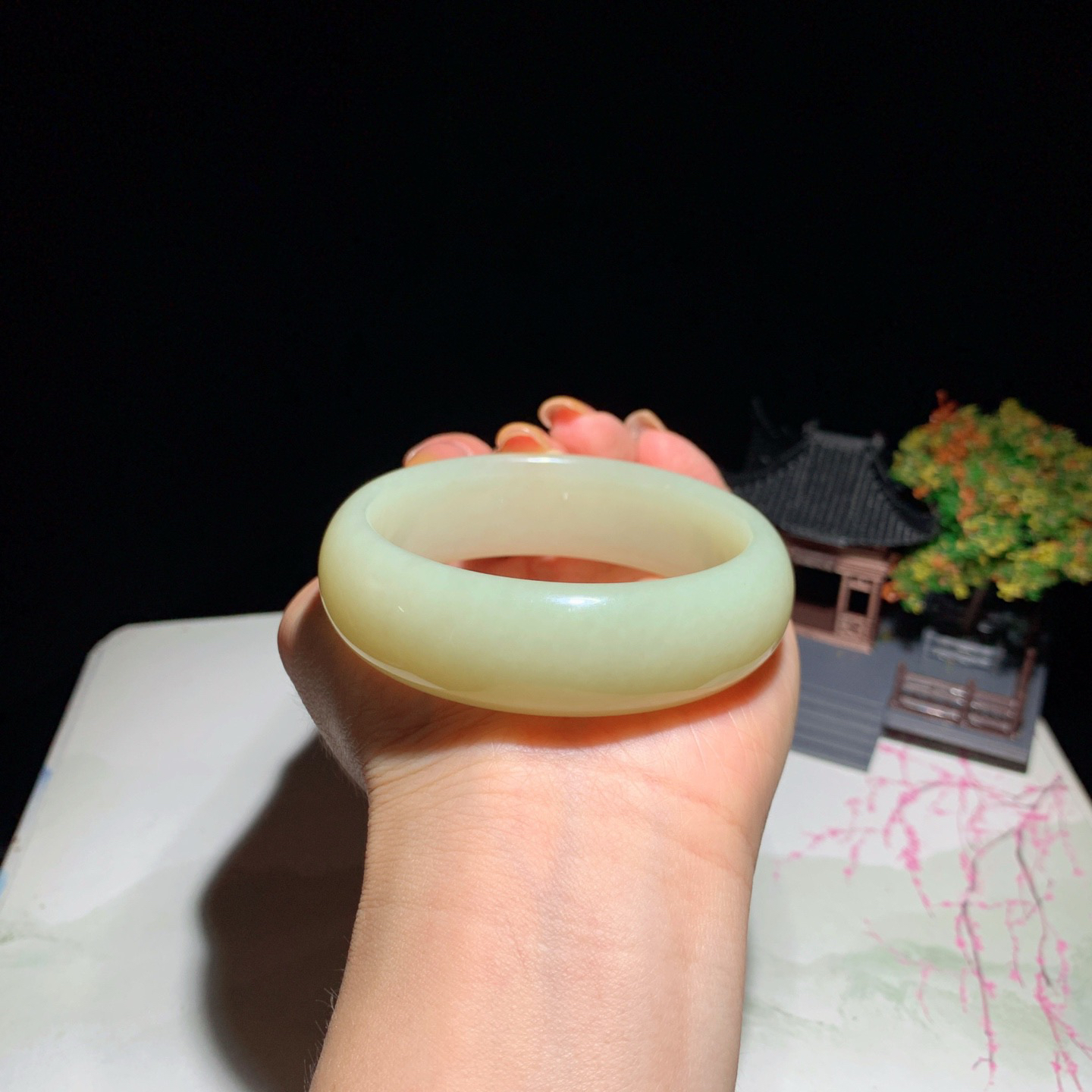 和田玉56圈口黄口料宽版手镯！玉质细腻油润 底色纯净 无裂无杂 脂粉好，品质好！