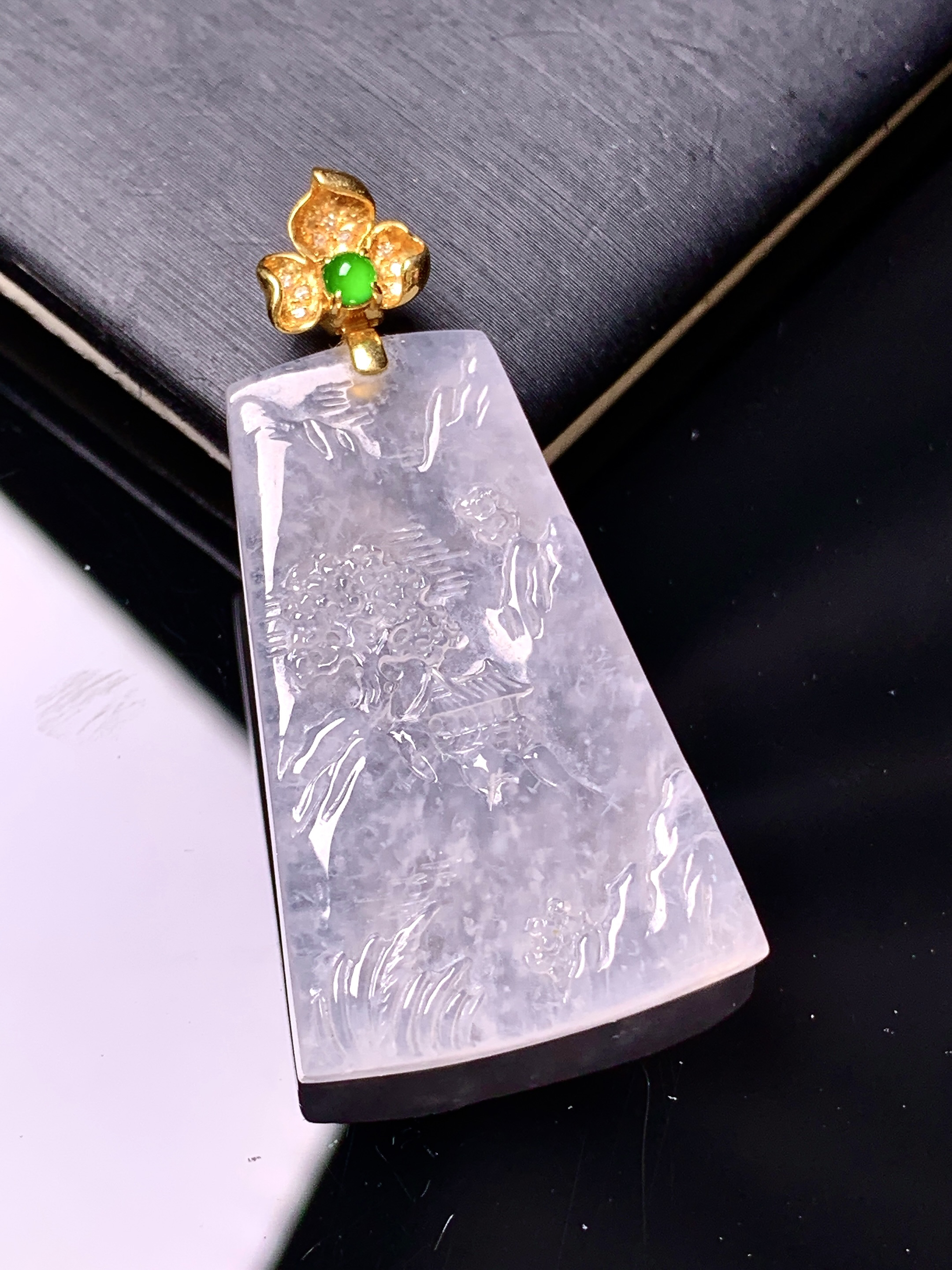 18k金镶嵌冰种山水牌吊坠 玉质细腻 色泽艳丽清新 整体尺寸40.3*20.8*4.8 2x