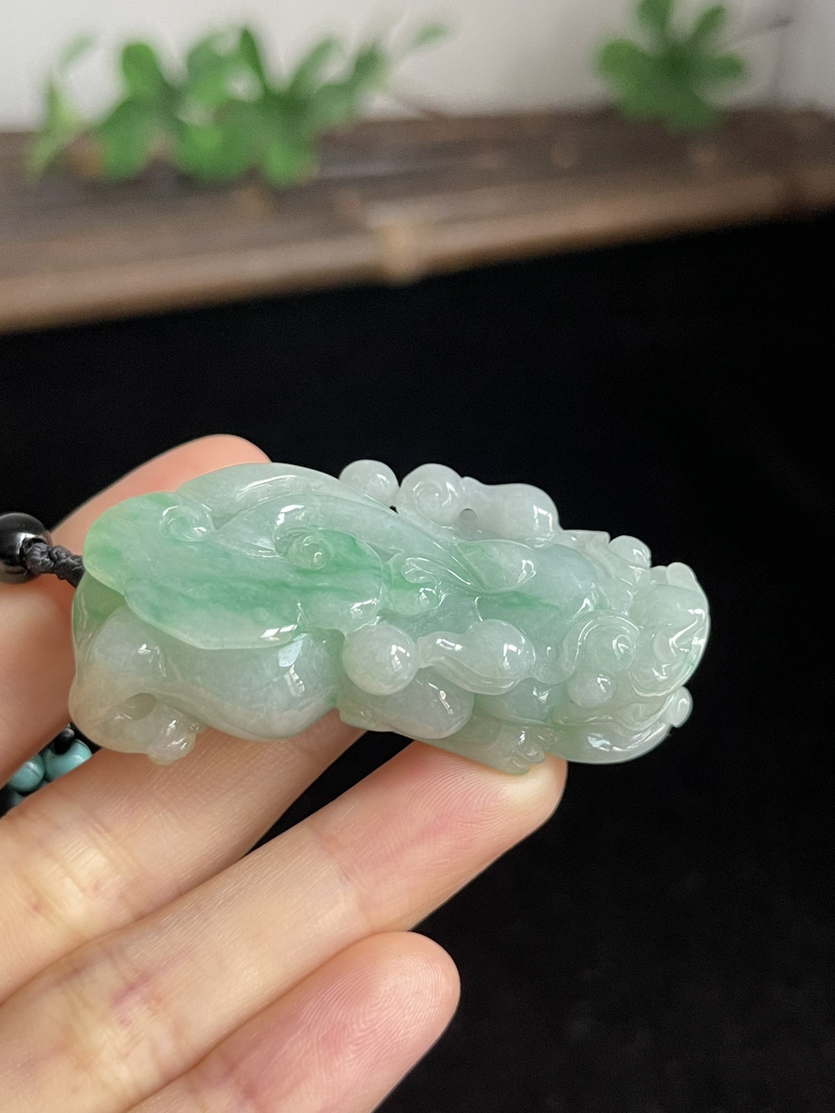 翡翠糯化种淡绿色吊坠，配珠未测