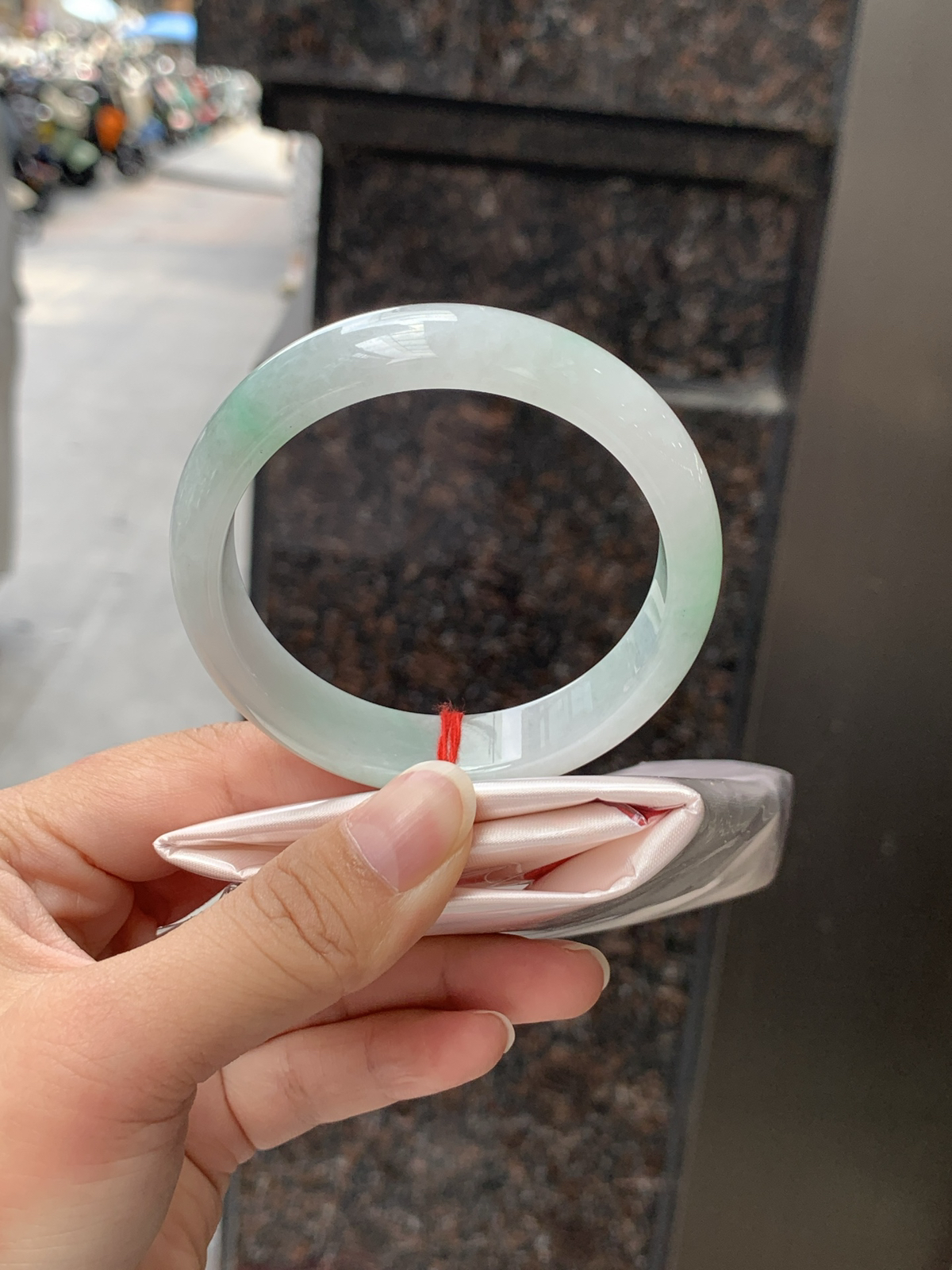 底子细腻，飘绿底正圈55.9-13.7-7.4