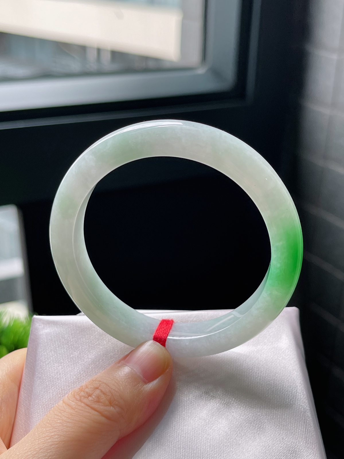 圈口52.4，冰糯阳绿飘花翡翠正圈手镯