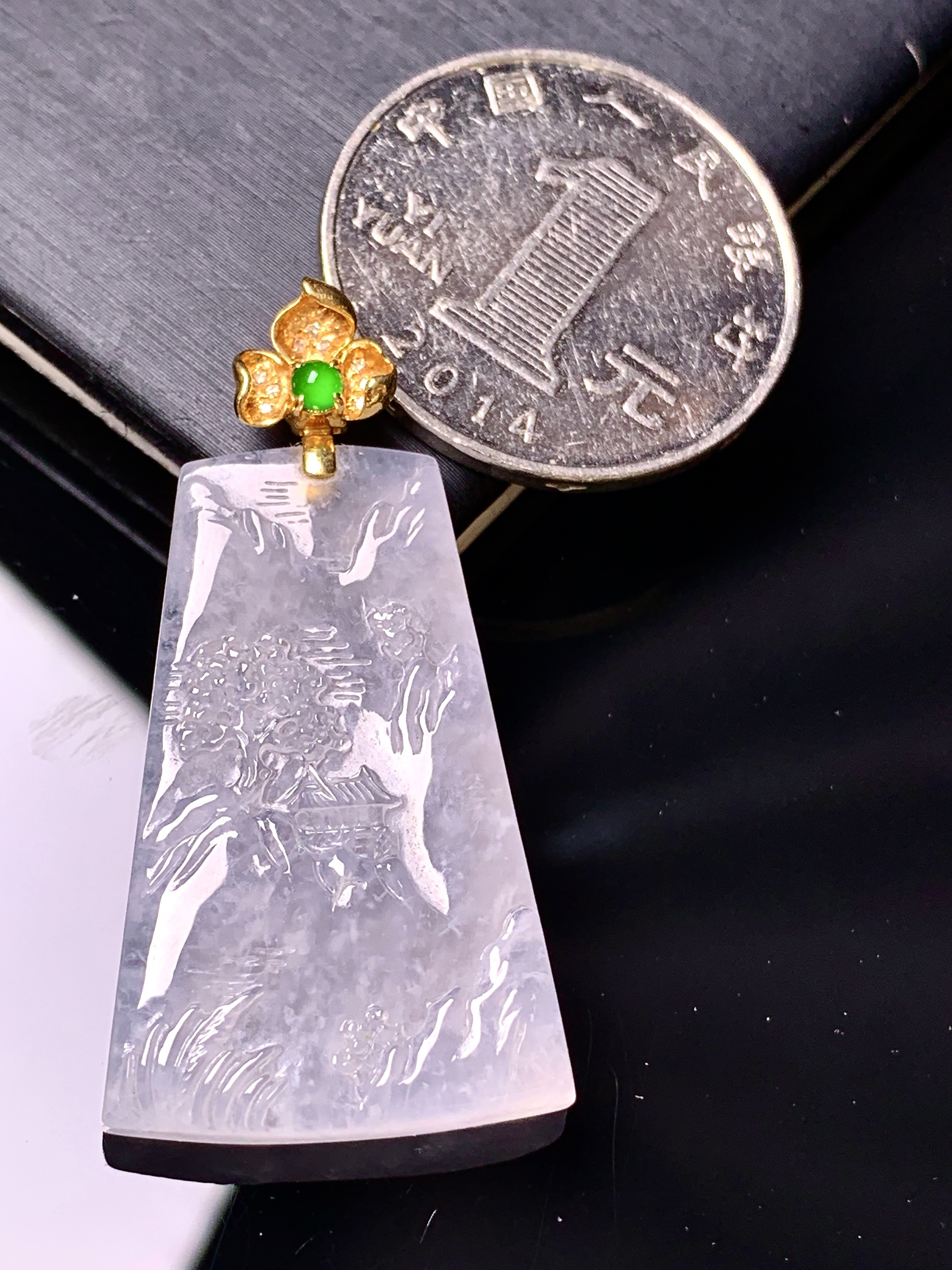 18k金镶嵌冰种山水牌吊坠 玉质细腻 色泽艳丽清新 整体尺寸40.3*20.8*4.8 2x