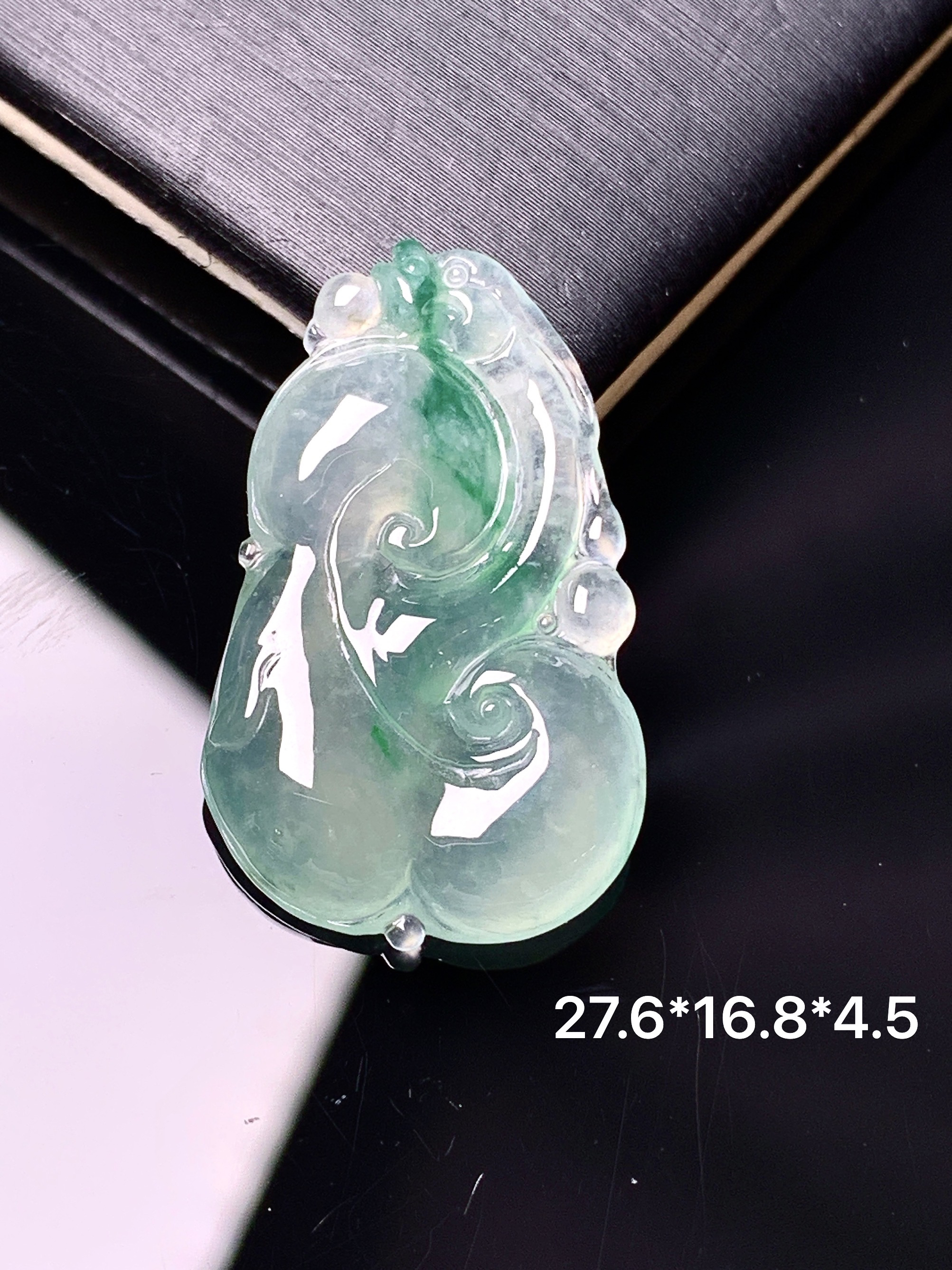 冰种飘绿如意吊坠 玉质细腻 色泽艳丽清新 整体尺寸27.6*16.8*4.5 2x
