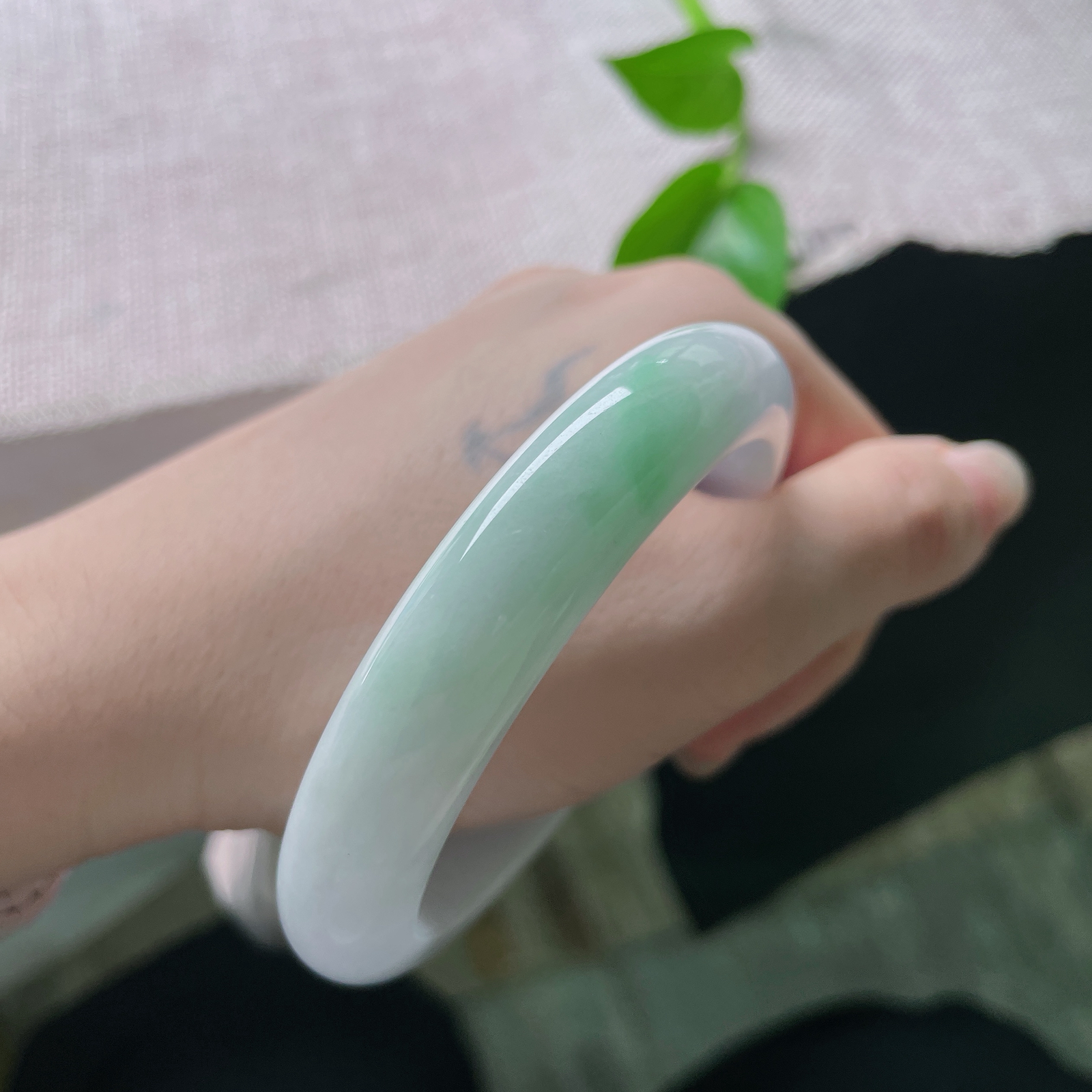 57.7/12.3/8.4，淡紫淡绿正圈，底子柔润细腻，干净清爽，淡雅倾心，皮纹，ss53841a