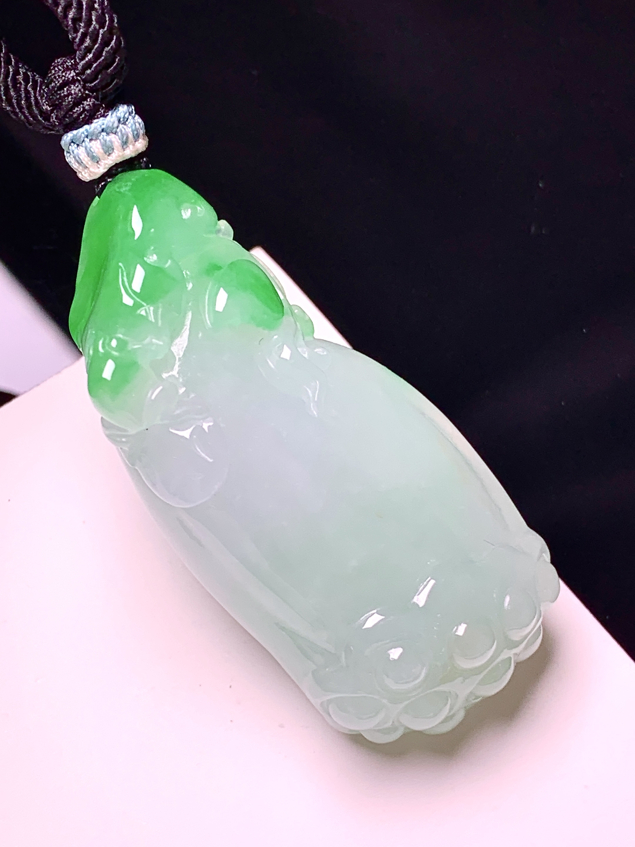 飘绿莲蓬吊坠 玉质细腻 色泽艳丽清新 整体尺寸44*21.3*10 a5