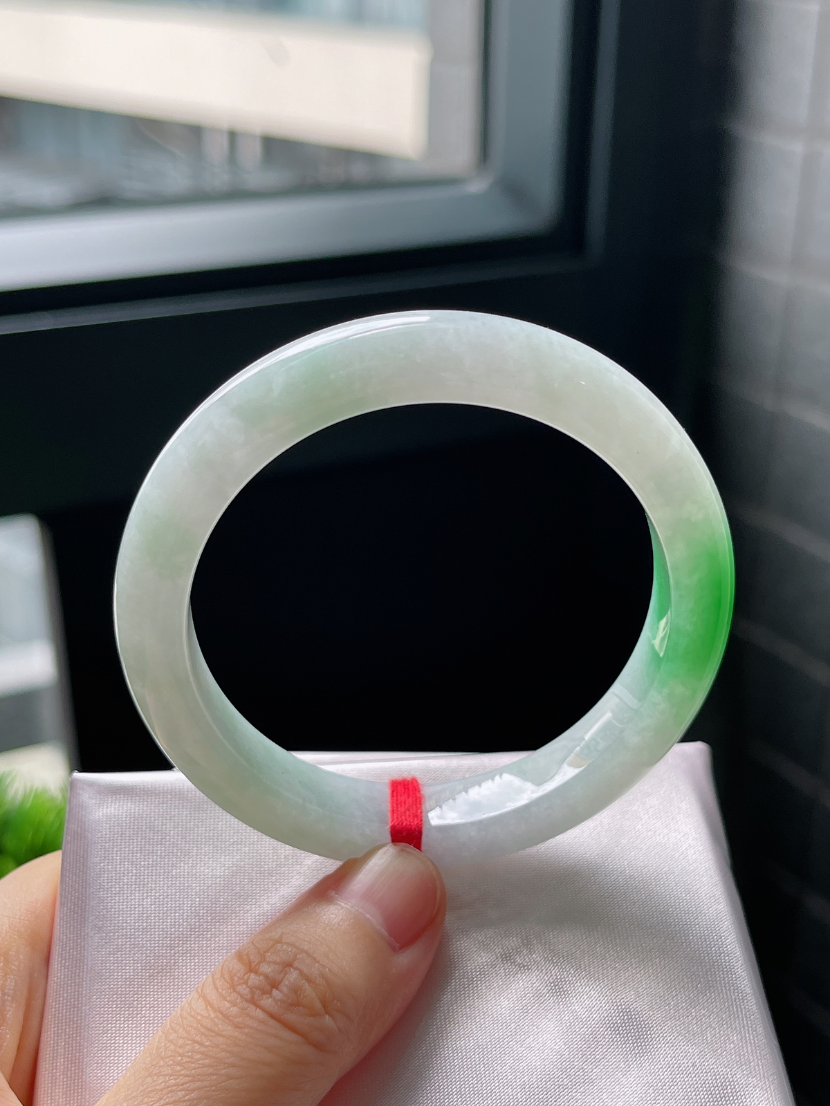 圈口52.4，冰糯阳绿飘花翡翠正圈手镯